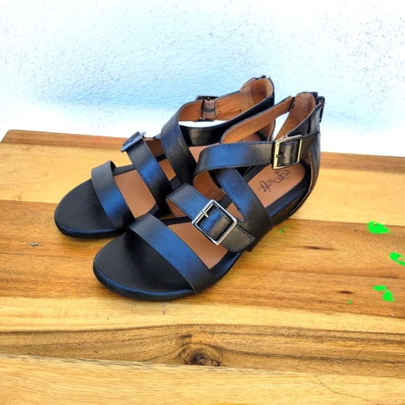 Euro Soft Vegan Leather Wedge Sandals Size 6.5 - Picture 4 of 16